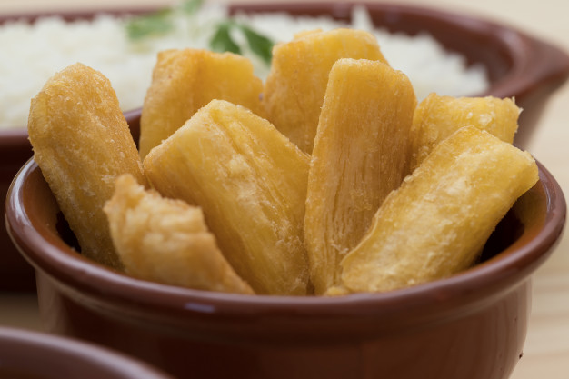 mandioca-frita-brasileira_63278-148